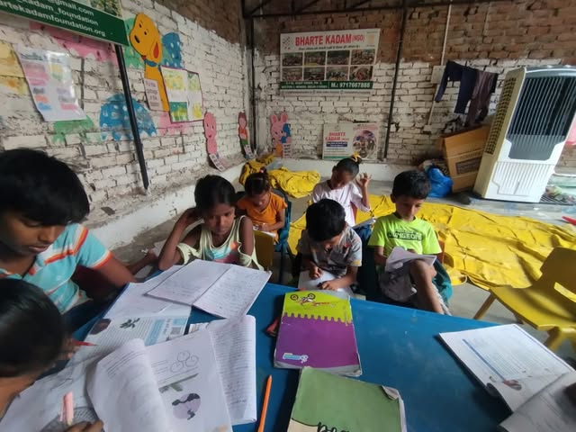 Children studying together at Bharte Kadam Foundation
